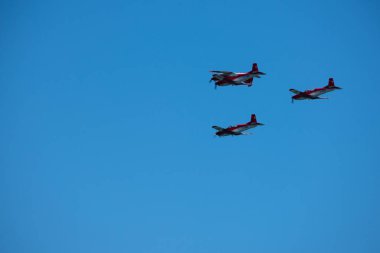 Torre Del Mar, İspanya - 29 Temmuz 2018 uçakları uçan plaj bir sahil kasabasında, Andalusia içinde airshow akrobasi üzerinden