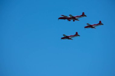 Torre Del Mar, İspanya - 29 Temmuz 2018 uçakları uçan plaj bir sahil kasabasında, Andalusia içinde airshow akrobasi üzerinden