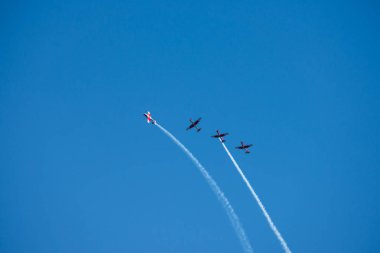 Torre Del Mar, İspanya - 29 Temmuz 2018 uçakları uçan plaj bir sahil kasabasında, Andalusia içinde airshow akrobasi üzerinden