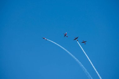 Torre Del Mar, İspanya - 29 Temmuz 2018 uçakları uçan plaj bir sahil kasabasında, Andalusia içinde airshow akrobasi üzerinden