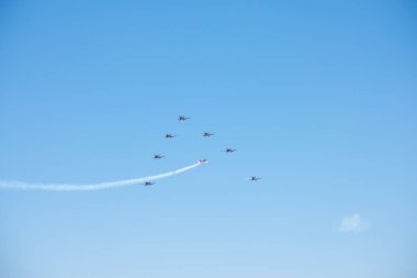 Torre Del Mar, İspanya - 29 Temmuz 2018 uçakları uçan plaj bir sahil kasabasında, Andalusia içinde airshow akrobasi üzerinden
