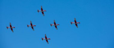 Torre Del Mar, İspanya - 29 Temmuz 2018 uçakları uçan plaj bir sahil kasabasında, Andalusia içinde airshow akrobasi üzerinden