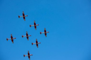 Torre Del Mar, İspanya - 29 Temmuz 2018 uçakları uçan plaj bir sahil kasabasında, Andalusia içinde airshow akrobasi üzerinden