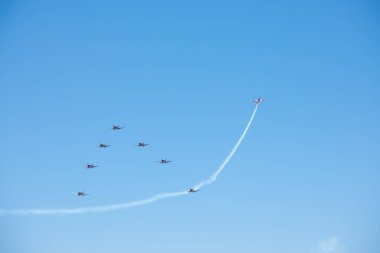 Torre Del Mar, İspanya - 29 Temmuz 2018 uçakları uçan plaj bir sahil kasabasında, Andalusia içinde airshow akrobasi üzerinden