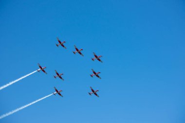 Torre Del Mar, İspanya - 29 Temmuz 2018 uçakları uçan plaj bir sahil kasabasında, Andalusia içinde airshow akrobasi üzerinden