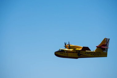 Torre Del Mar, İspanya - 29 Temmuz 2018 uçakları uçan plaj bir sahil kasabasında, Andalusia içinde airshow akrobasi üzerinden