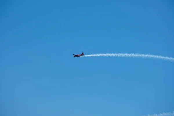 マールに スペインの海辺の町のビーチ アンダルシアのアクロバット飛行の航空ショーで飛行機 2018 — ストック写真