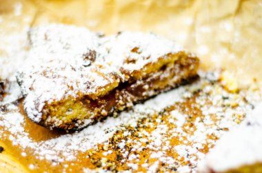 tatlı bir kek üzerinde çilek reçeli ile doldurulmuş lezzetli tatlı