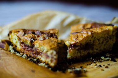 tatlı bir kek üzerinde çilek reçeli ile doldurulmuş lezzetli tatlı