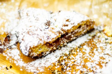 tatlı bir kek üzerinde çilek reçeli ile doldurulmuş lezzetli tatlı