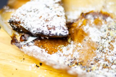 tatlı bir kek üzerinde çilek reçeli ile doldurulmuş lezzetli tatlı