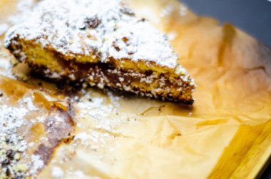 tatlı bir kek üzerinde çilek reçeli ile doldurulmuş lezzetli tatlı