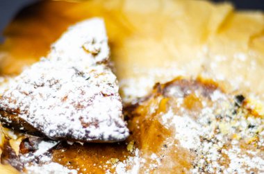 tatlı bir kek üzerinde çilek reçeli ile doldurulmuş lezzetli tatlı