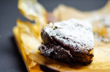 tatlı bir kek üzerinde çilek reçeli ile doldurulmuş lezzetli tatlı