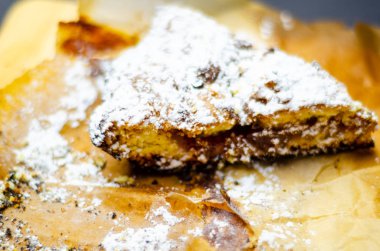 tatlı bir kek üzerinde çilek reçeli ile doldurulmuş lezzetli tatlı