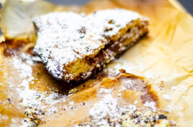 tatlı bir kek üzerinde çilek reçeli ile doldurulmuş lezzetli tatlı