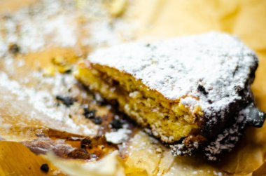 tatlı bir kek üzerinde çilek reçeli ile doldurulmuş lezzetli tatlı