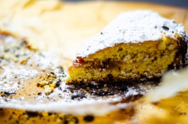 tatlı bir kek üzerinde çilek reçeli ile doldurulmuş lezzetli tatlı