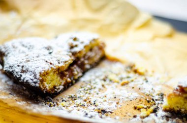 tatlı bir kek üzerinde çilek reçeli ile doldurulmuş lezzetli tatlı