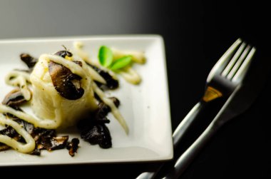 tatlı pirinç yemek ve gıda, bir vejetaryen yemek zarif bir porsiyon bir mantar tabanlı sos