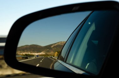 İspanya 'da araba aynasında hızlı yol manzarası, güzel manzara, ulaşım.