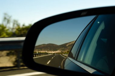 İspanya 'da araba aynasında hızlı yol manzarası, güzel manzara, ulaşım.