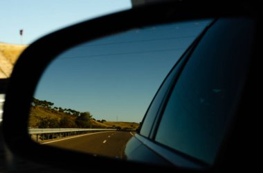 İspanya 'da araba aynasında hızlı yol manzarası, güzel manzara, ulaşım.