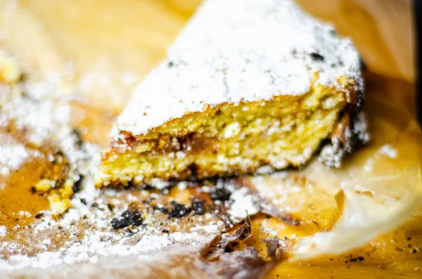 tatlı bir kek üzerinde çilek reçeli ile doldurulmuş lezzetli tatlı