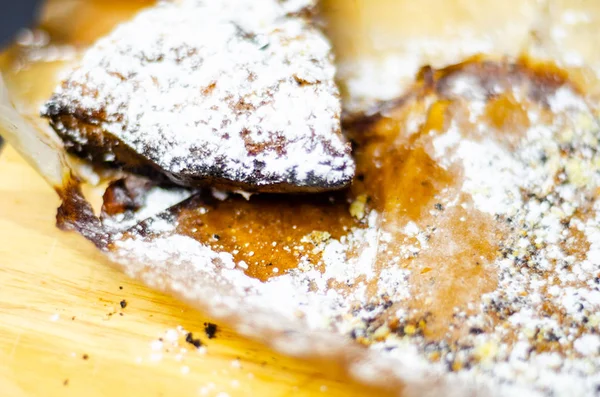 tatlı bir kek üzerinde çilek reçeli ile doldurulmuş lezzetli tatlı