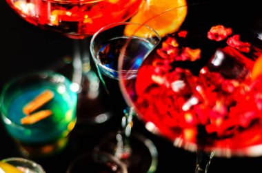 Lezzetli ve renkli içecekler dayalı çeşitli alkoller, şuruplar ve Likörler, benzersiz bir etki barmenin iş, gece parti