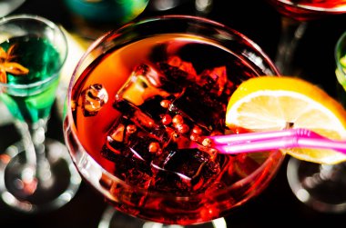 Lezzetli ve renkli içecekler dayalı çeşitli alkoller, şuruplar ve Likörler, benzersiz bir etki barmenin iş, gece parti