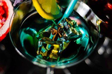 Lezzetli ve renkli içecekler dayalı çeşitli alkoller, şuruplar ve Likörler, benzersiz bir etki barmenin iş, gece parti