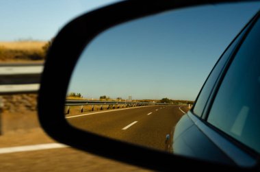 İspanya 'da araba aynasında hızlı yol manzarası, güzel manzara, ulaşım.