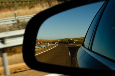 İspanya 'da araba aynasında hızlı yol manzarası, güzel manzara, ulaşım.