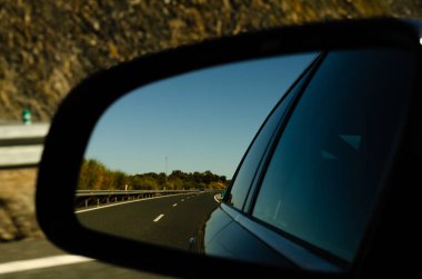 İspanya 'da araba aynasında hızlı yol manzarası, güzel manzara, ulaşım.