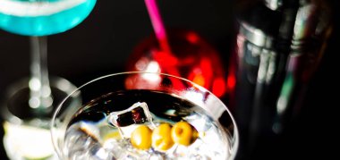 Lezzetli ve renkli içecekler dayalı çeşitli alkoller, şuruplar ve Likörler, benzersiz bir etki barmenin iş, gece parti