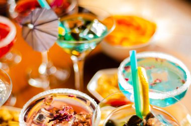 Lezzetli ve renkli içecekler dayalı çeşitli alkoller, şuruplar ve Likörler, benzersiz bir etki barmenin iş, gece parti