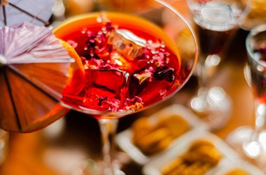 Lezzetli ve renkli içecekler dayalı çeşitli alkoller, şuruplar ve Likörler, benzersiz bir etki barmenin iş, gece parti