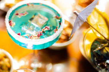 Lezzetli ve renkli içecekler dayalı çeşitli alkoller, şuruplar ve Likörler, benzersiz bir etki barmenin iş, gece parti