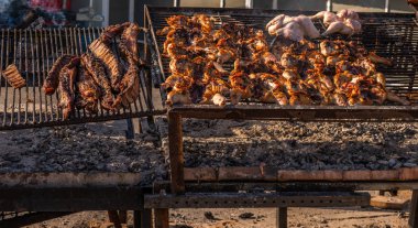 et ve sosis farklı büyük bir ızgarada pişirme sırasında yığılmış büyük ızgara