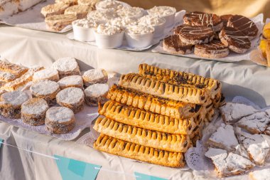 lezzetli tatlılar durak sokak, pişmiş ve kızarmış kek türleri satılan