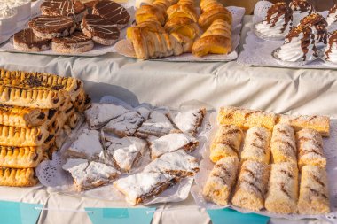 lezzetli tatlılar durak sokak, pişmiş ve kızarmış kek türleri satılan