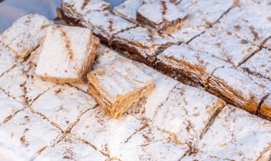 Kremsi katman kek Napolyon bir fırın tepsisine, lezzetli tatlılık bölümlerini kümesi