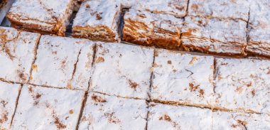 Kremsi katman kek Napolyon bir fırın tepsisine, lezzetli tatlılık bölümlerini kümesi