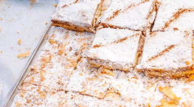 Kremsi katman kek Napolyon bir fırın tepsisine, lezzetli tatlılık bölümlerini kümesi