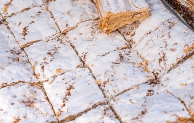 Kremsi katman kek Napolyon bir fırın tepsisine, lezzetli tatlılık bölümlerini kümesi