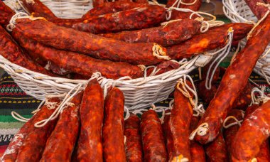 standında, gıda ile ın Bazaarı düzenlenen geleneksel İspanyol sosis