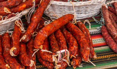 standında, gıda ile ın Bazaarı düzenlenen geleneksel İspanyol sosis