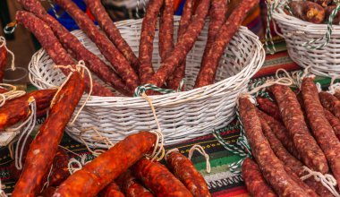 standında, gıda ile ın Bazaarı düzenlenen geleneksel İspanyol sosis