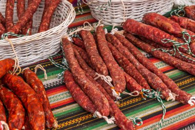 standında, gıda ile ın Bazaarı düzenlenen geleneksel İspanyol sosis